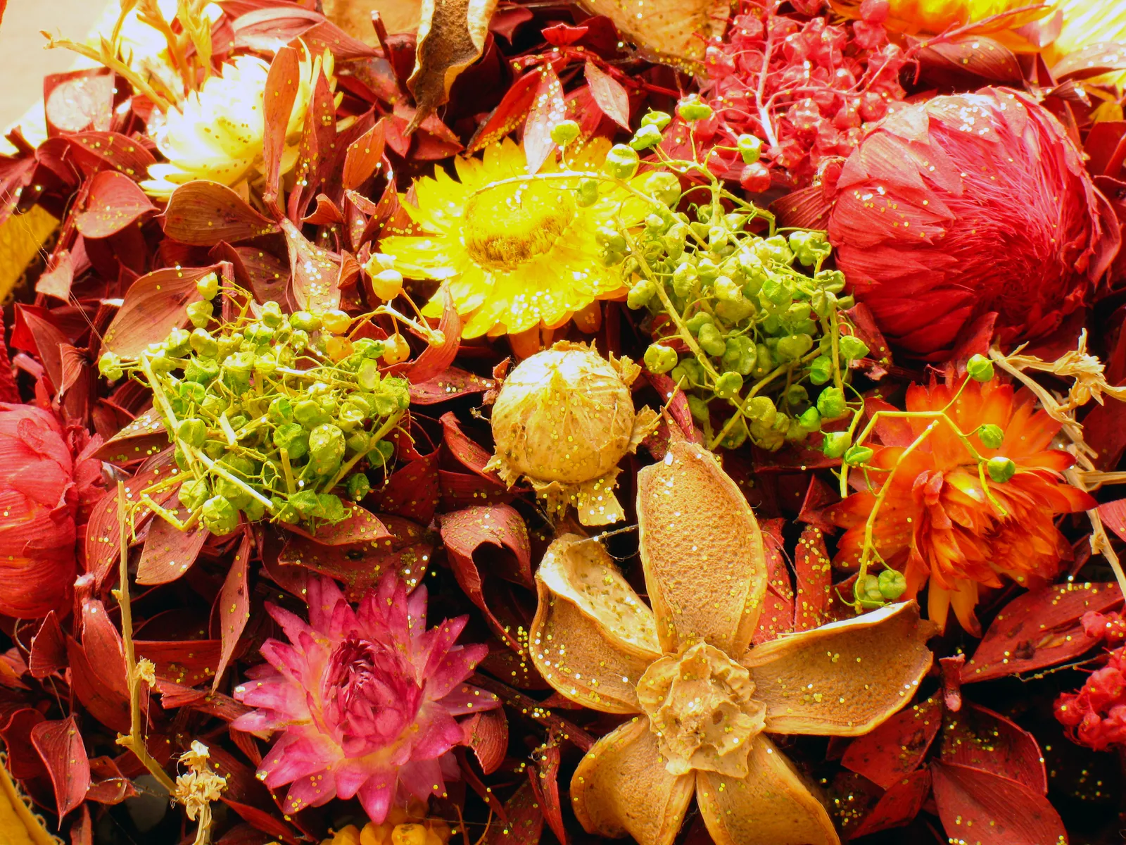 Vol arrangement van kunstbloemen in herfsttinten
